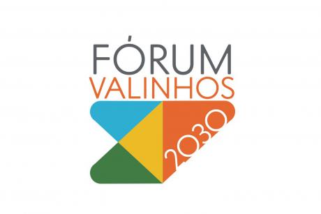 #PraCegoVer: Foto mostra logomarca do evento Fórum Valinhos 2030 nas cores azul claro, verde, amarelo e laranja. 