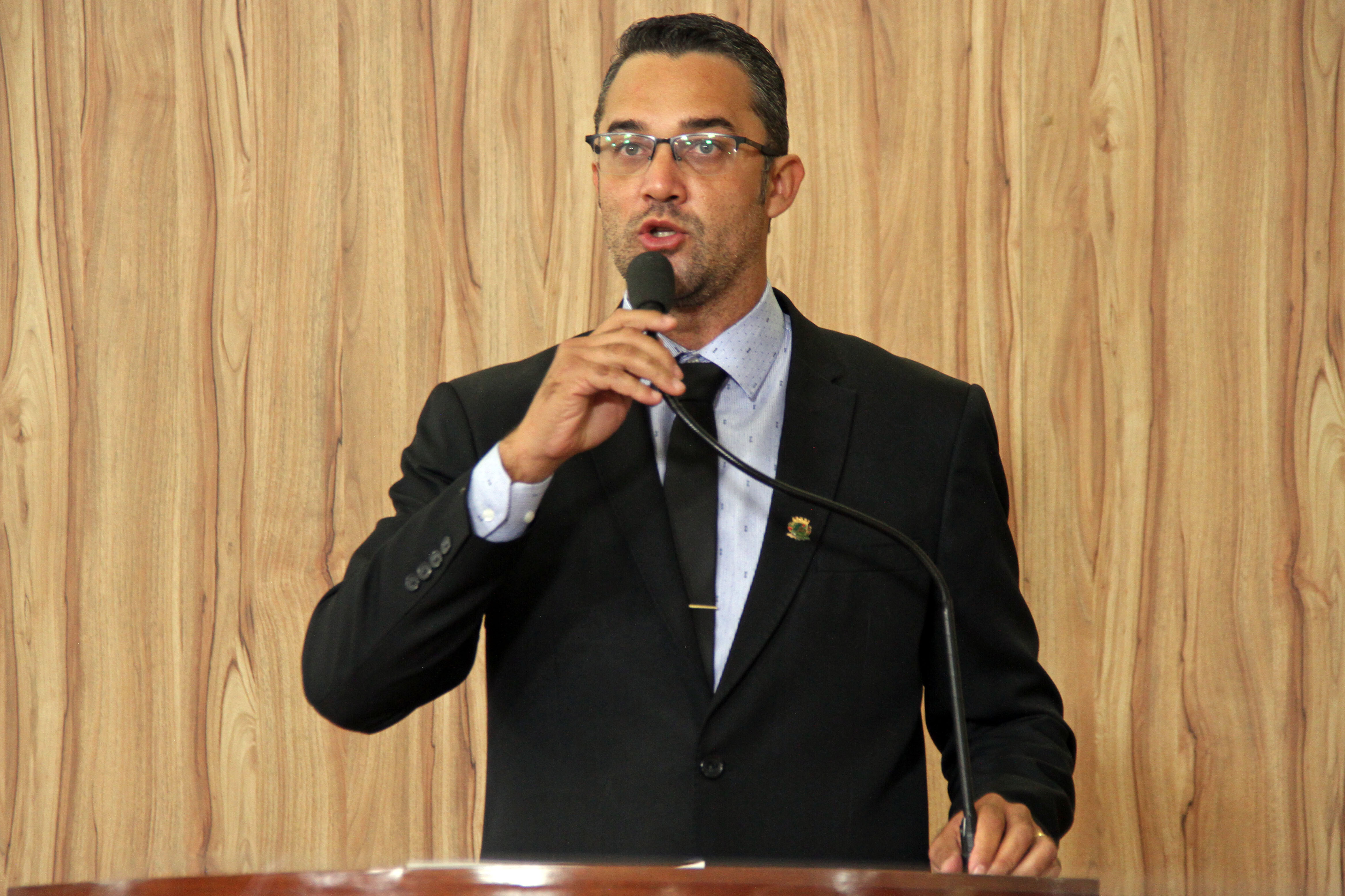 #PraCegoVer: foto mostra o vereador Alécio Cau discursando na tribuna da Câmara.