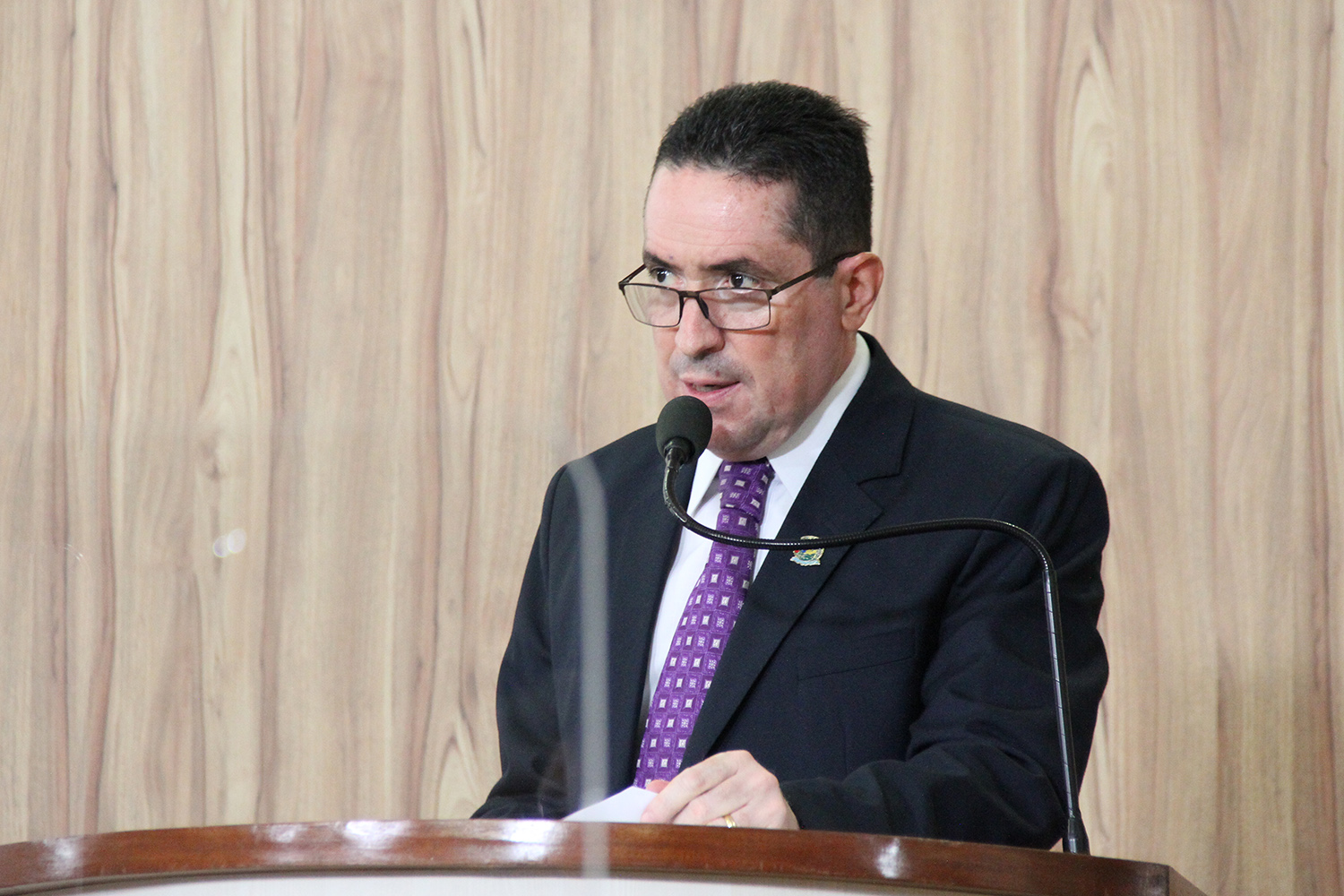 #PraCegoVer: foto mostra o vereador Fábio Damasceno discursando na tribuna da Câmara.