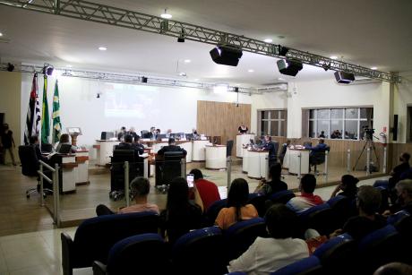 #PraCegoVer: Foto mostra o plenário da Câmara com os vereadores sentados em seus lugares. É possível ver parte do público que acompanha a sessão também.