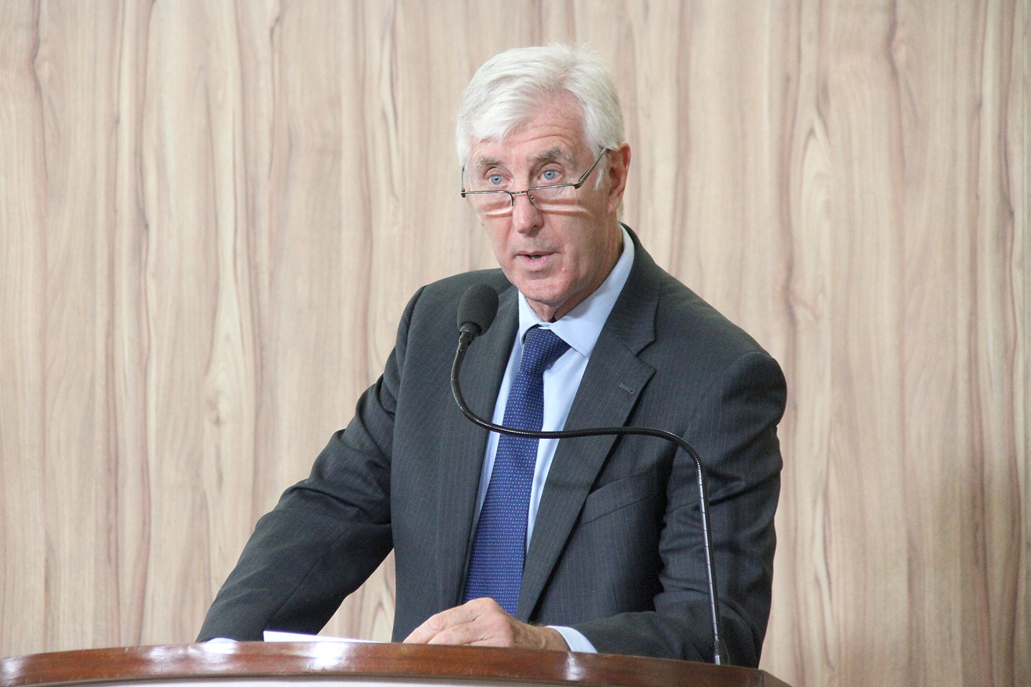 #PraCegoVer: Foto mostra o vereador Mayr discursando na tribuna da Câmara.