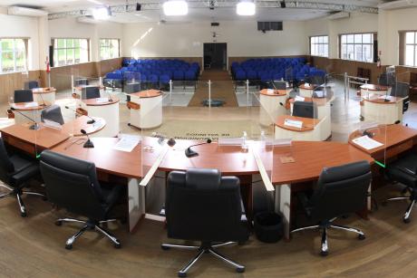 #PraCegoVer: Foto mostra o plenário da Câmara vazio, com as mesas e cadeiras dos vereadores e do público.