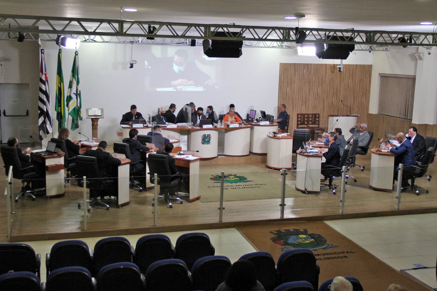 #PraCegoVer: foto mostra o plenário da Câmara visto de cima com os vereadores sentados em seus lugares.