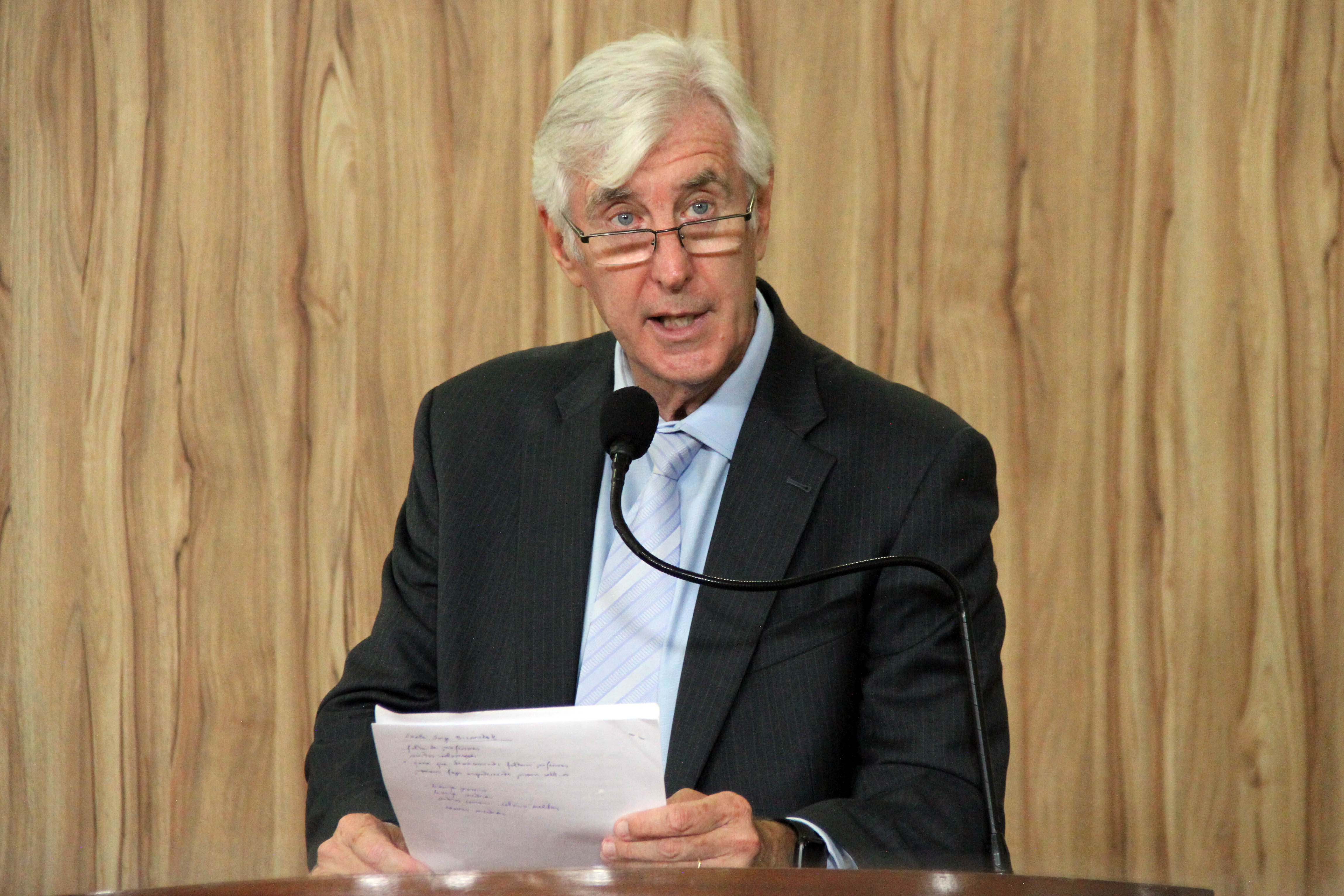 #PraCegoVer: Foto mostra o vereador Mayr discursando na tribuna da Câmara. Ele segura um documento nas mãos.