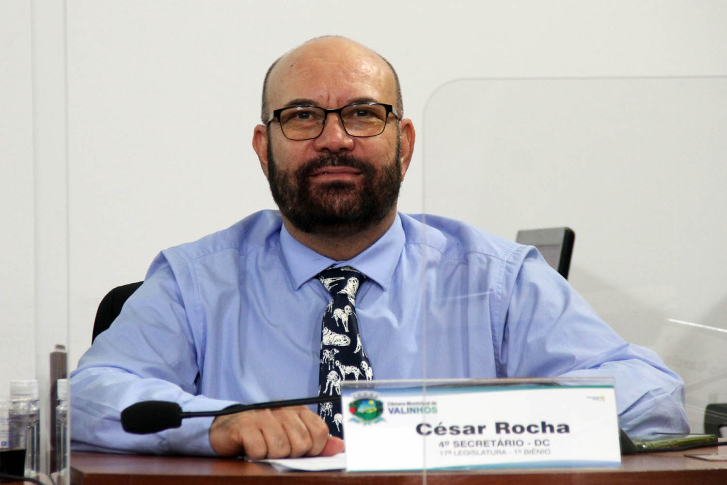 #PraCegoVer: Foto mostra o vereador César Rocha sentado em seu lugar no plenário, durante a sessão ordinária.