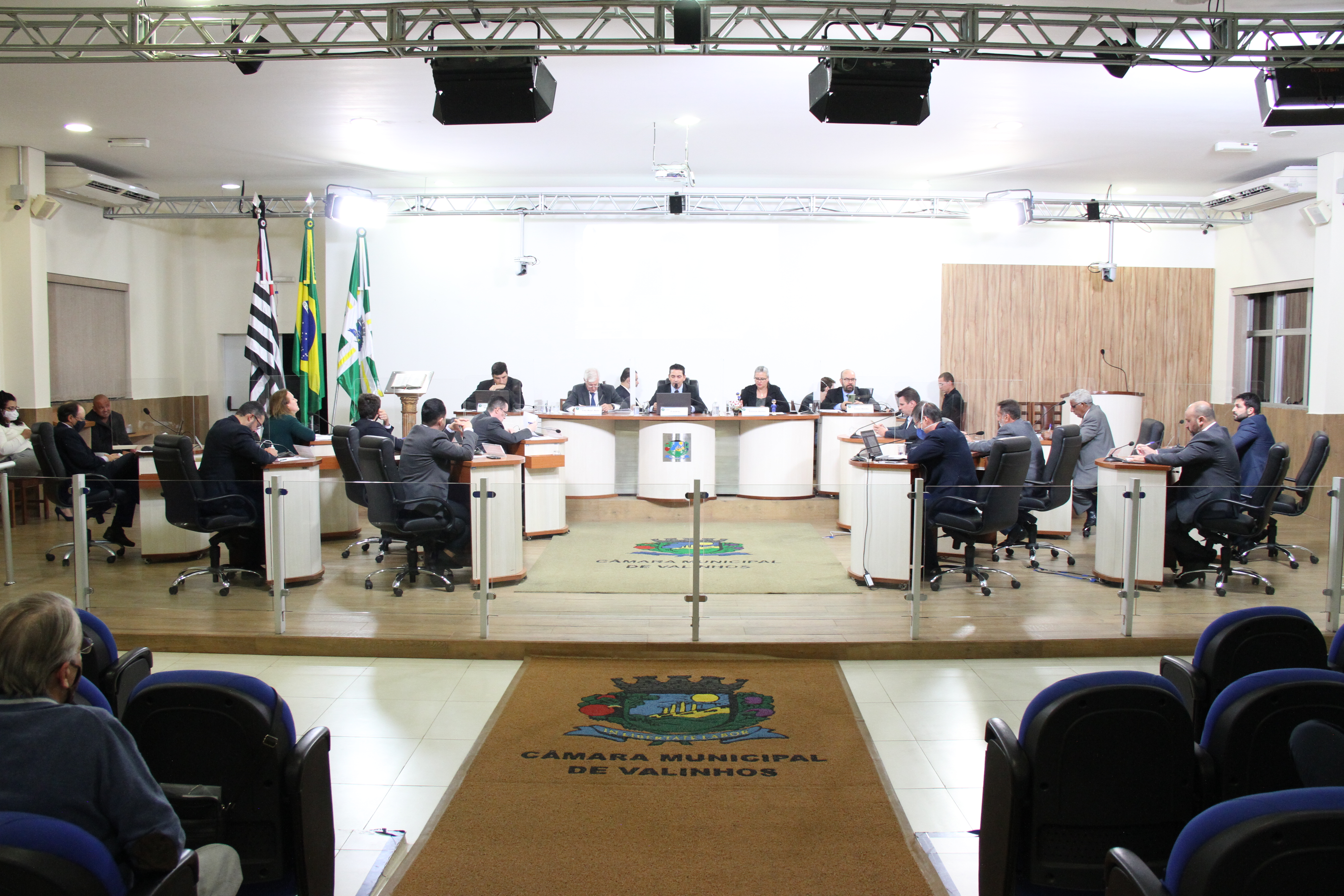 #PraCegoVer: Foto mostra o plenário da Câmara com os vereadores sentados em seus lugares.