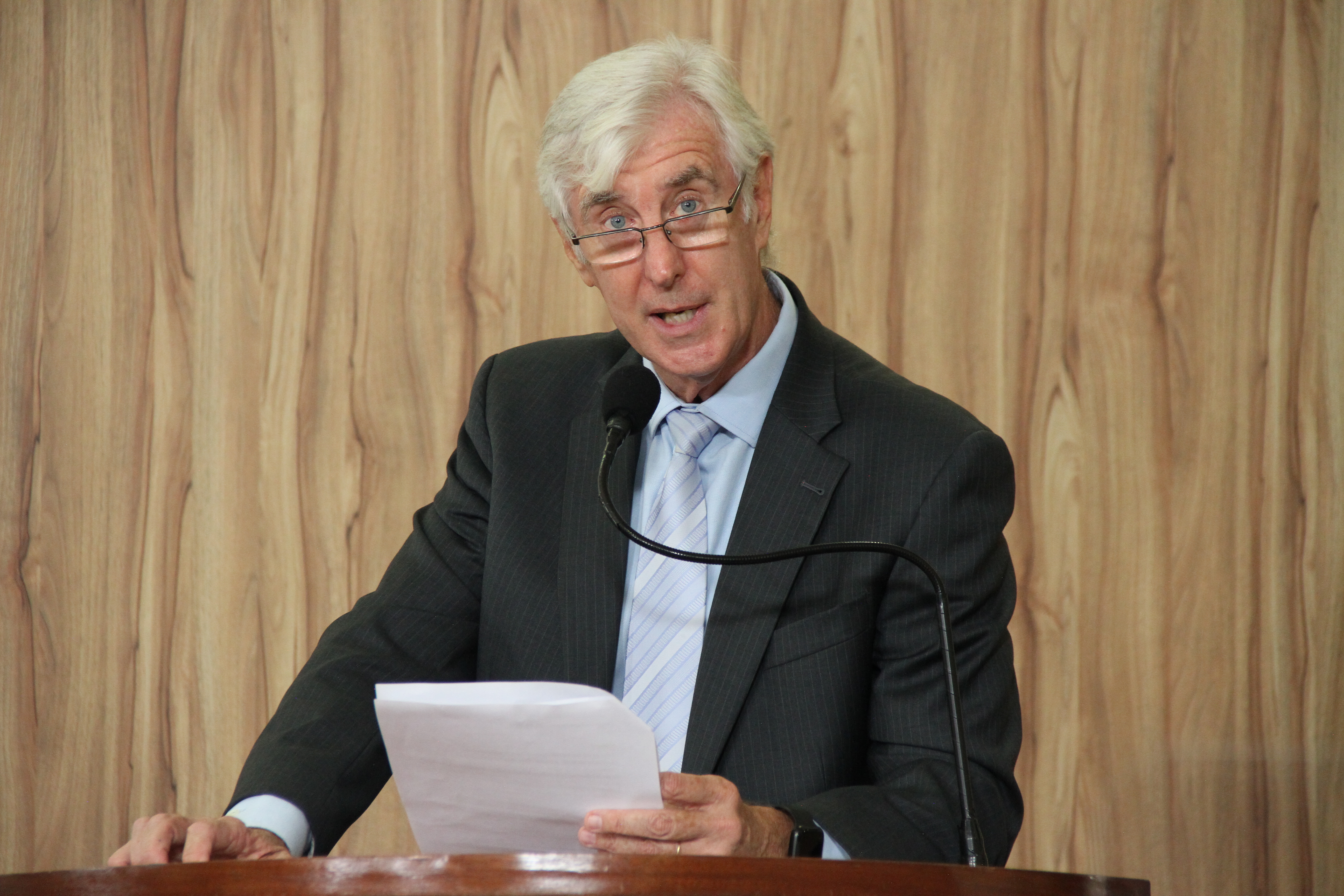 #PraCegoVer: Foto mostra o vereador Mayr discursando na tribuna da Câmara. Ele segura um documento nas mãos.