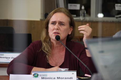 #PraCegoVer: Foto mostra a vereadora Mônica Morandi discursando na tribuna da Câmara.