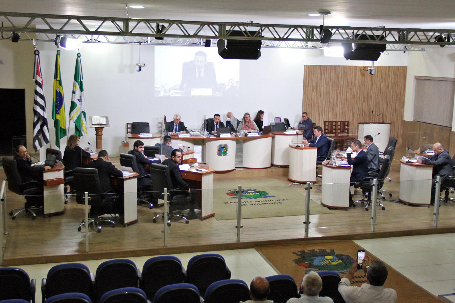 #PraCegoVer: Foto mostra o plenário da Câmara visto de cima com os vereadores sentados em seus lugares.