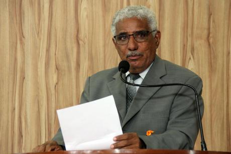 #PraCegoVer: Foto mostra o vereador Tunico discursando na tribuna da Câmara. Ele segura um documento nas mãos.