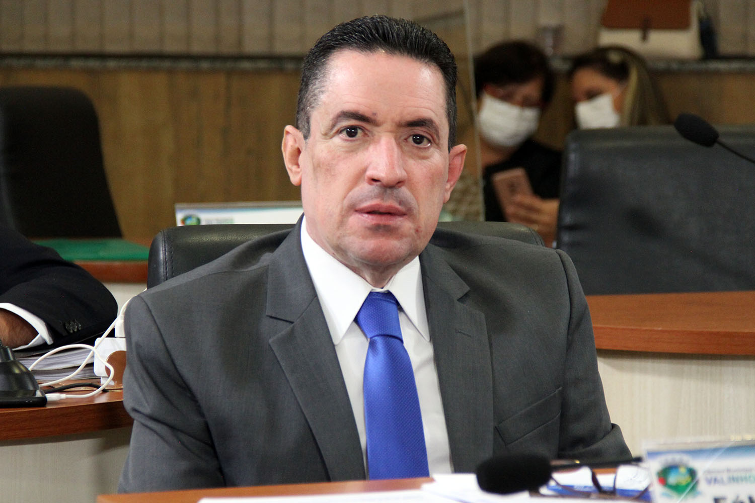 #PraCegoVer: Foto mostra o vereador Fábio Damasceno sentado em seu lugar, durante a sessão ordinária.