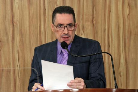 #PraCegoVer: Foto mostra o vereador Fábio Damasceno discursando na tribuna da Câmara. Ele segura um documento em mãos.