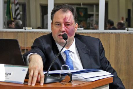 #PraCegoVer: Foto mostra o vereador Veiga discursando durante a sessão ordinária.