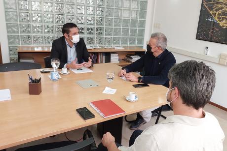 #PraCegoVer: Foto mostra o presidente Franklin em uma mesa com o reitor da Unicamp, Tom Zé, e o assessor da reitoria, Roberto Donato.