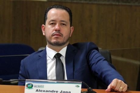 #PraCegoVer: Foto mostra o vereador Alexandre Japa sentado em seu lugar no plenário, acompanhando a sessão ordinária.