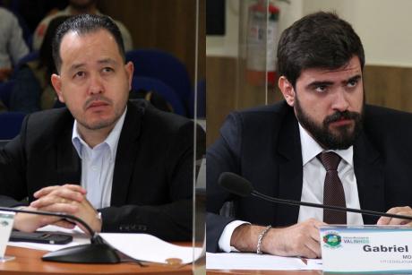 #PraCegoVer: Foto-montagem mostra o vereador Alexandre Japa à esquerda e o vereador Gabriel Bueno à direita. Ambos estão sentados em seus lugares no plenário, durante a sessão ordinária.