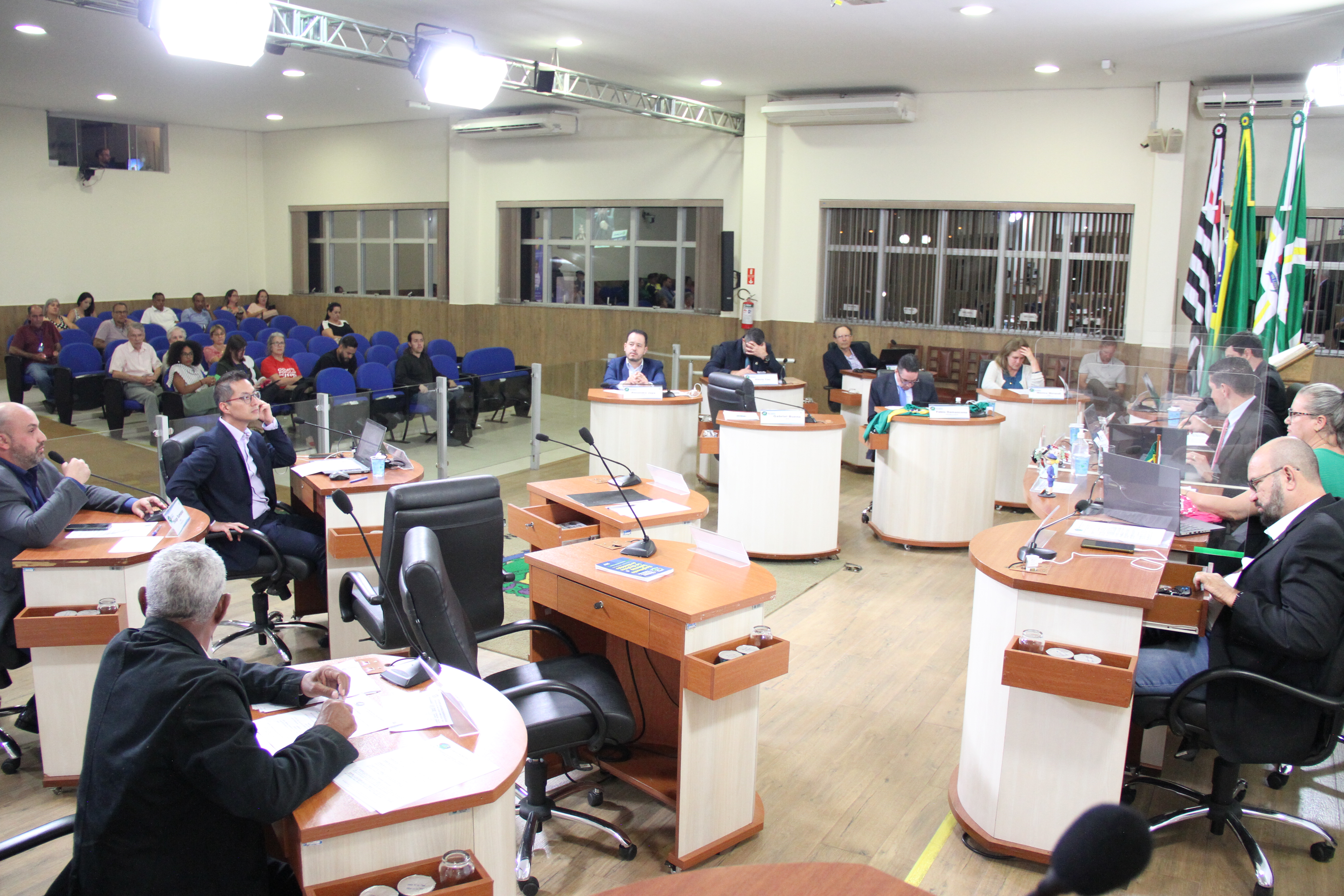 #PraCegoVer: foto mostra o plenário da Câmara com os vereadores sentados em seus lugares e o público que acompanha a sessão.