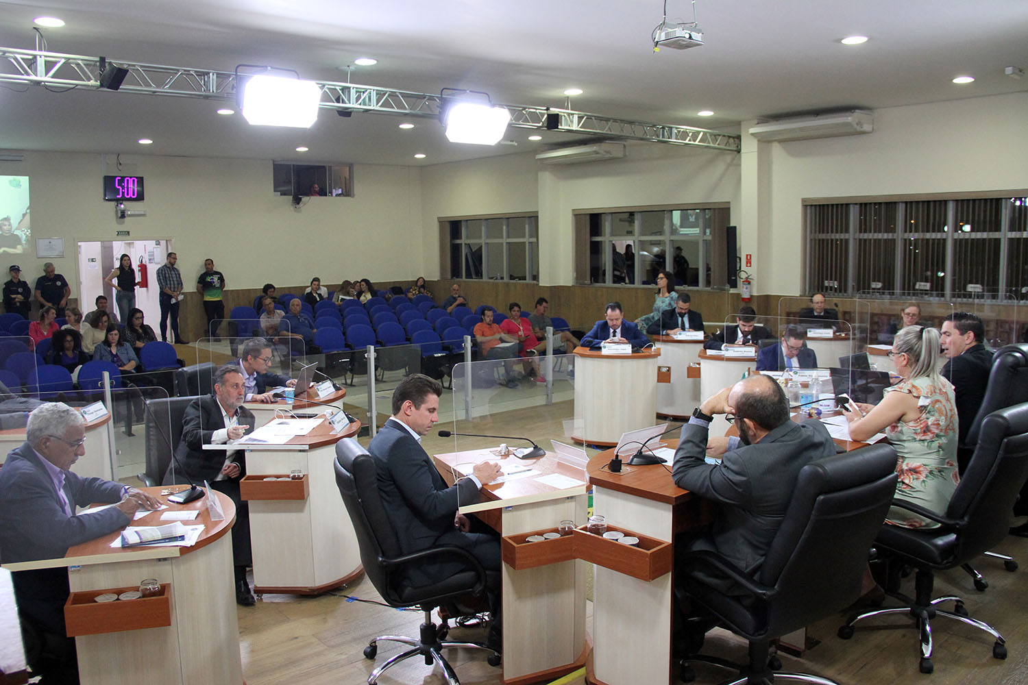 #PraCegoVer: foto mostra o plenário da Câmara, com os vereadores e o público que acompanha a sessão.