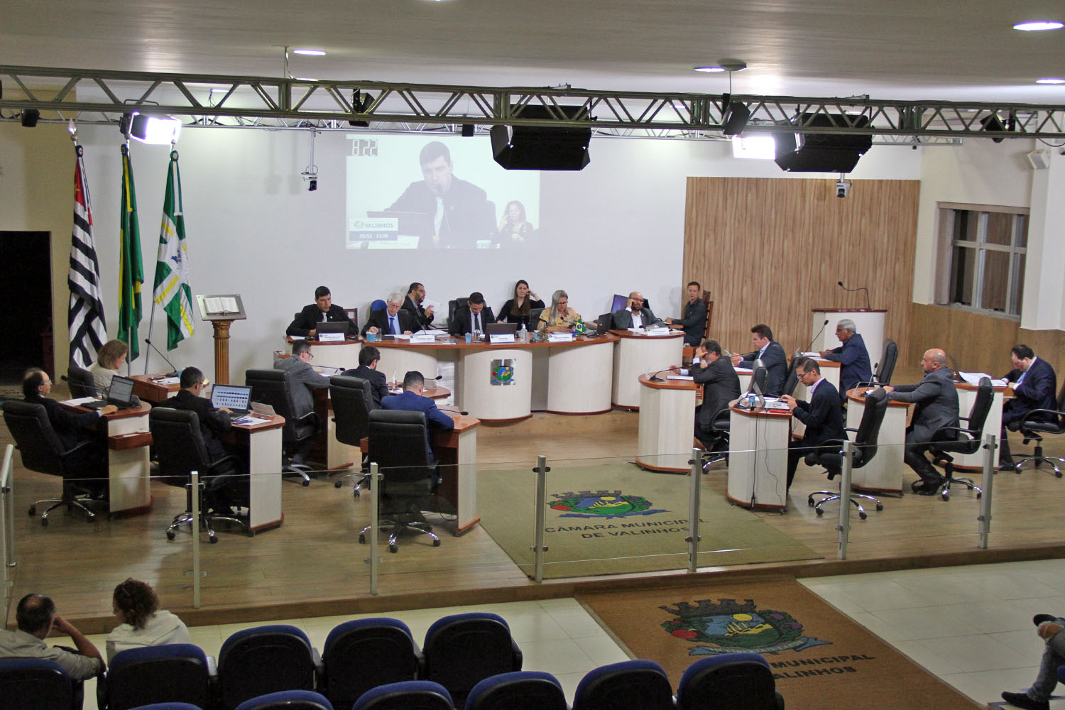 #PraCegoVer: foto mostra o plenário da Câmara visto de cima, com os vereadores sentados em seus lugares.