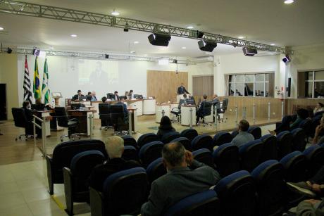 #PraCegoVer: Foto mostra o plenário da Câmara com o público acompanhando e, mais ao fundo, os vereadores em seus lugares.