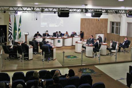 #PraCegoVer: Foto mostra o plenário da Câmara visto de cima na sessão de 13/12/2022, com vereadores  vestidos de terno e sentados em suas tribunas