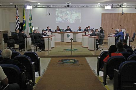 #PraCegoVer: foto mostra o plenário da Câmara com os vereadores sentados em seus lugares.