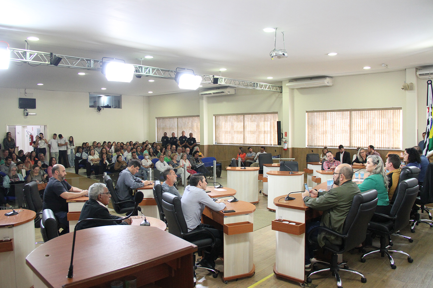 #PraCegoVer: foto mostra o plenário da Câmara com os vereadores, secretários e prefeita. O público acompanha os discursos das autoridades.