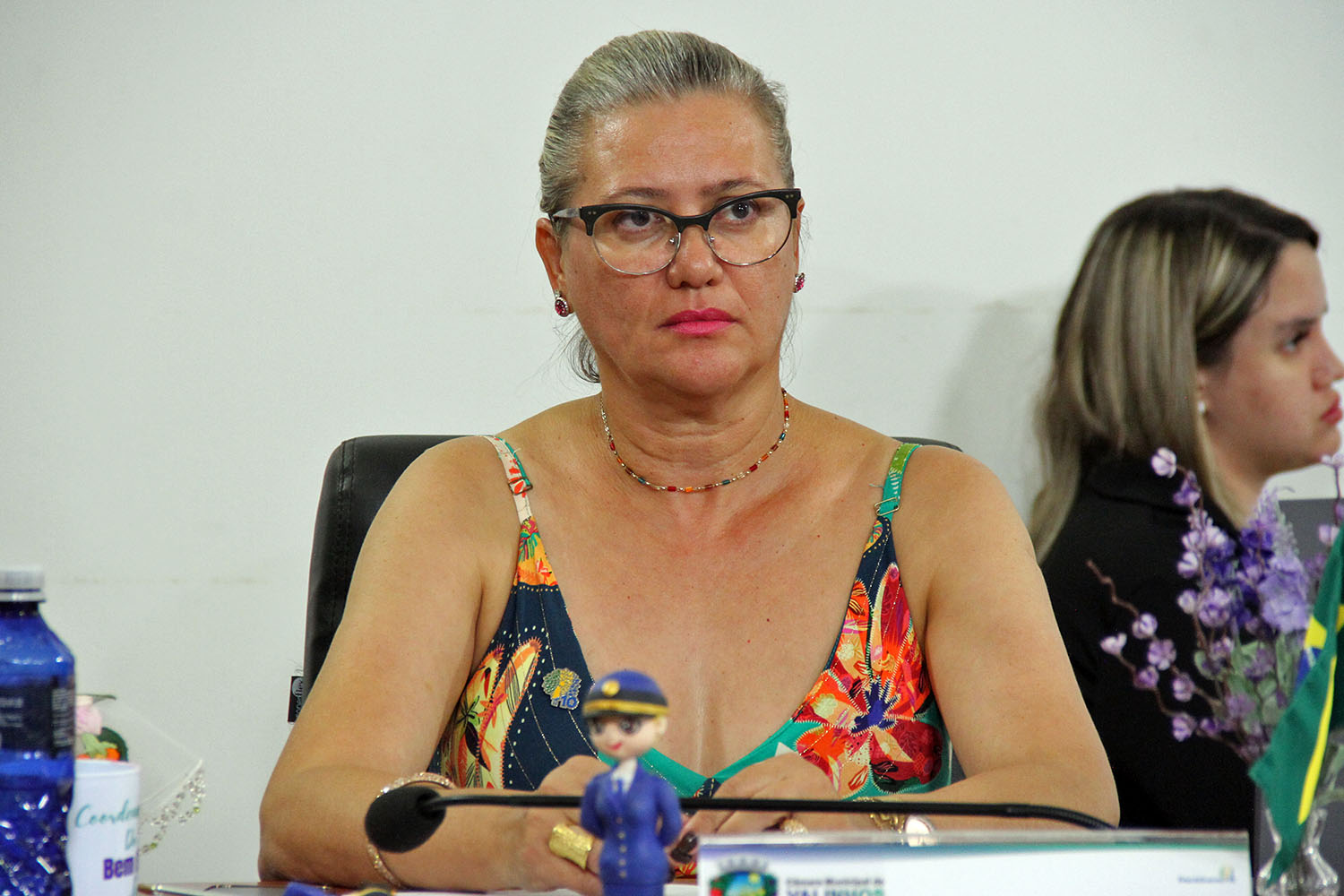 #PraCegoVer: foto mostra a vereadora Simone Bellini acompanhando a sessão ordinária.