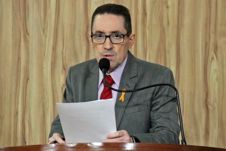 #PraCegoVer: foto mostra o vereador Fábio Damasceno discursando durante a sessão ordinária.