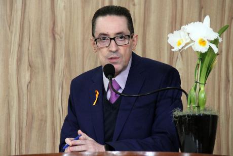 #PraCegoVer: foto mostra o vereador Fábio Damasceno discursando na tribuna da Câmara. Do seu lado há um vaso com orquídea.
