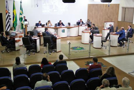 #PraCegoVer: foto mostra o plenário da Câmara visto de cima com os vereadores sentados em seus lugares.