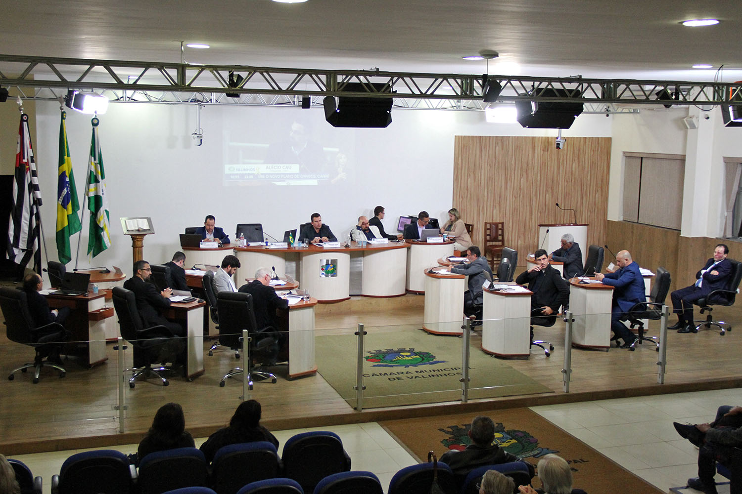#PraCegoVer: foto mostra o plenário da Câmara visto de cima, com os vereadores sentados em seus lugares.