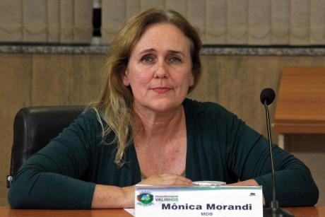 #PraCegoVer: foto mostra a vereadora Mônica Morandi sentada em seu lugar, acompanhando a sessão ordinária.