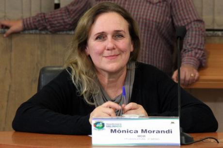 #PraCegoVer: foto mostra a vereadora Mônica Morandi posando para a foto, durante a sessão ordinária.