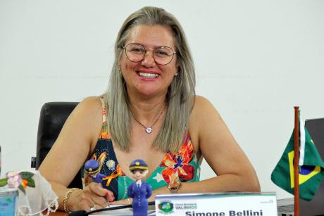 #PraCegoVer: foto mostra a vereadora Simone Bellini sorrindo para a foto, durante a sessão ordinária.