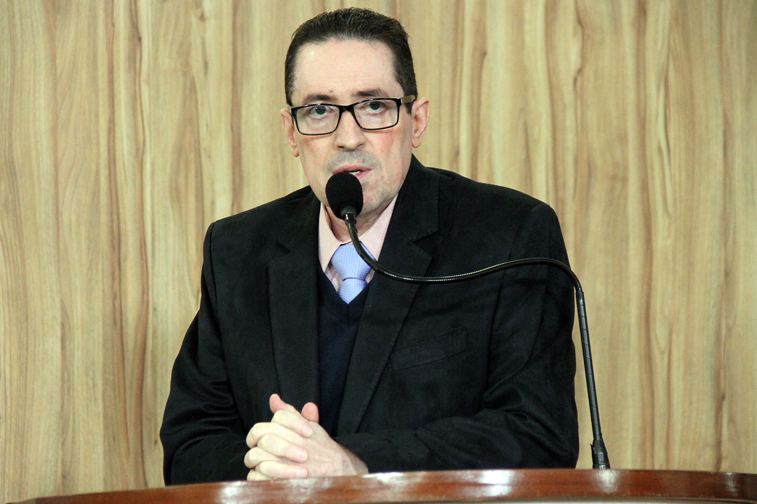 #PraCegoVer: foto mostra o vereador Fábio Damasceno discursando na tribuna da Câmara.
