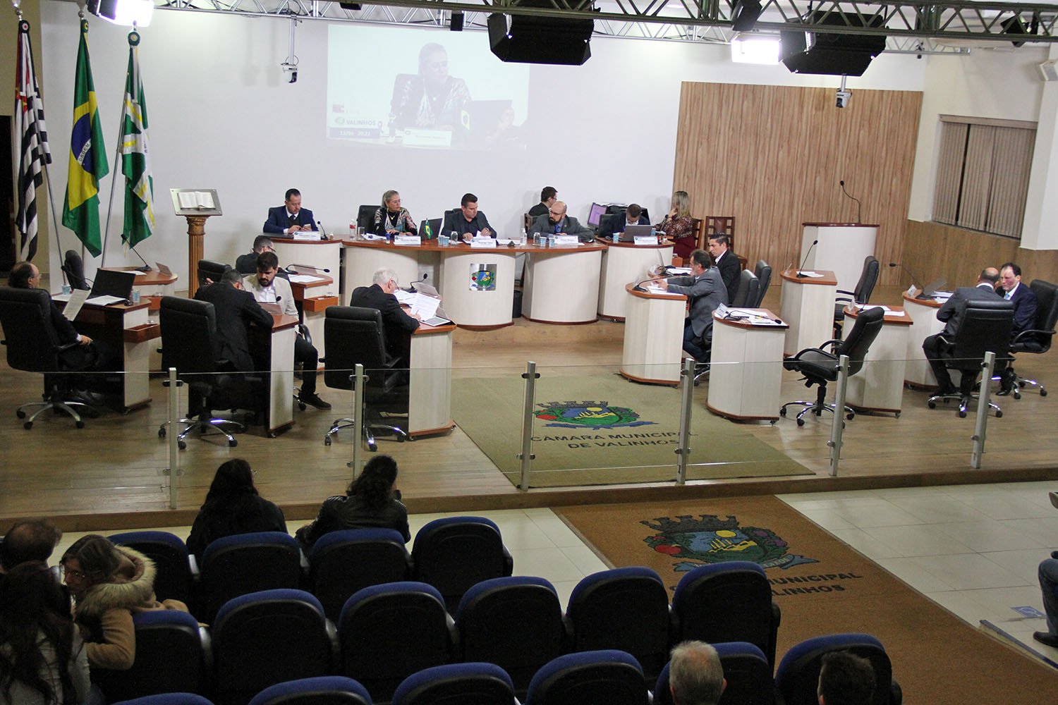#PraCegoVer: foto mostra o plenário da Câmara visto de cima com todos os vereadores sentados em seus lugares.
