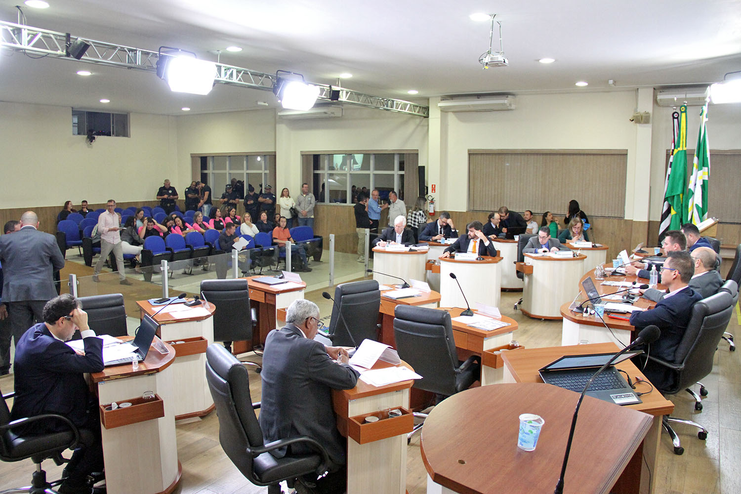 #PraCegoVer: foto mostra o plenário da Câmara, com os vereadores sentados em seus lugares. Também é possível ver o público que acompanha a sessão.