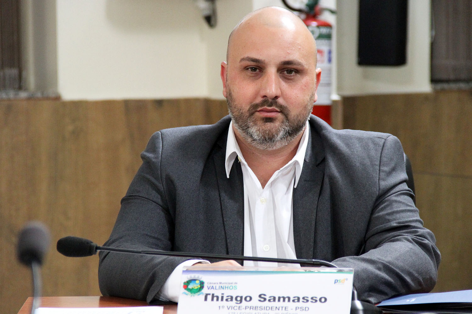 #PraCegoVer: foto mostra o vereador Thiago Samasso posando para a foto durante a sessão ordinária.