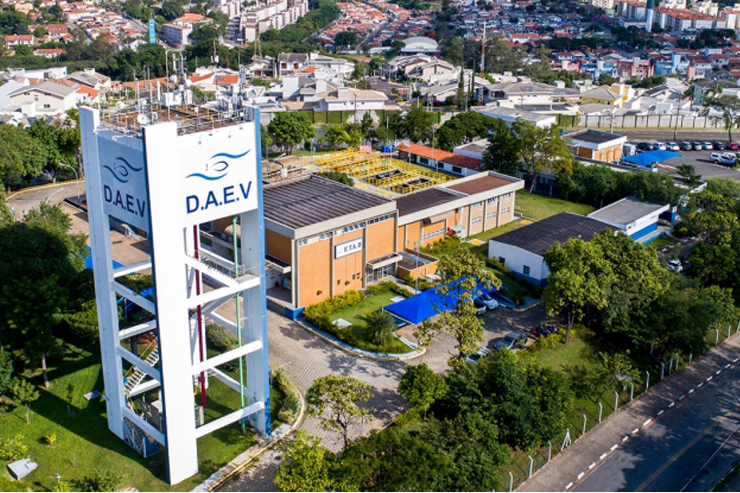 #PraCegoVer: foto aérea mostra o prédio da Estação de Tratamento do DAEV.